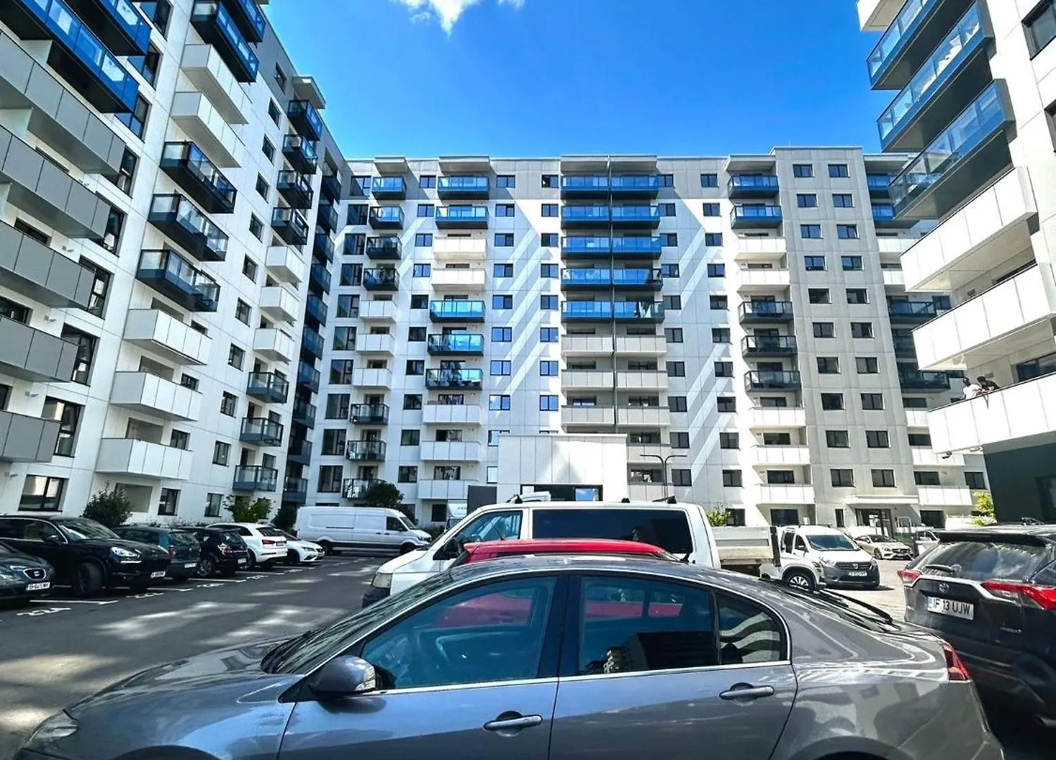 Cortina North New Luxury Apartment With Parking- Self Check In Voluntari Romania