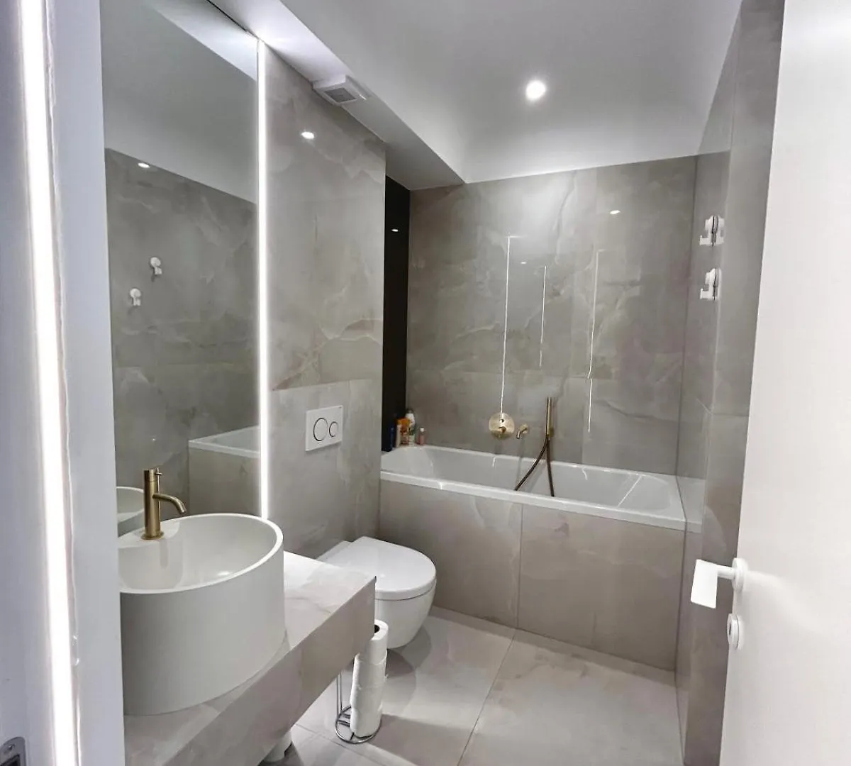 Cortina North New Luxury Apartment With Parking- Self Check In Voluntari 0*,